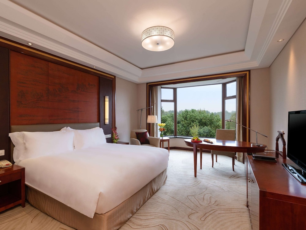 SUPERIOR, KING BED, CITY VIEW