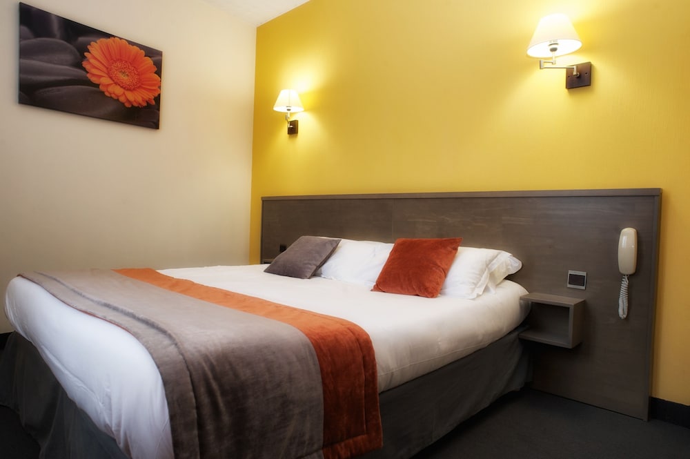 ROOM, DOUBLE BED