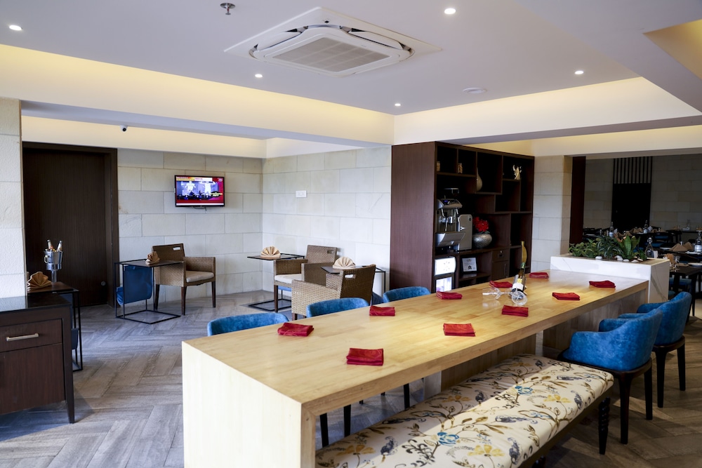 Royal Orchid Golden Suites Pune 25/52