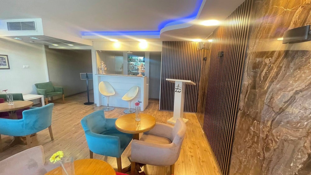 Walk In Hotel 34/44