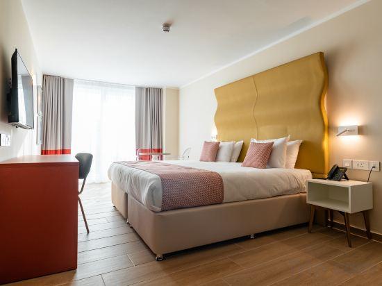 Superior, Queen and Twin Beds, Lateral Side Sea View