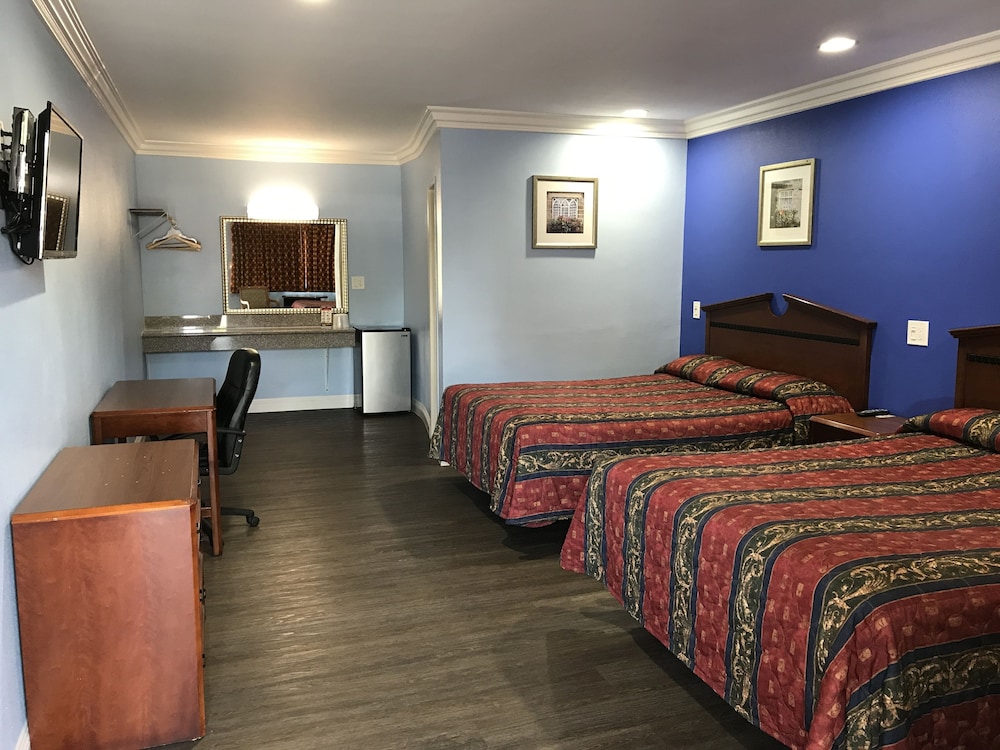 Standard, Single, 2 Queen Beds, Courtyard View