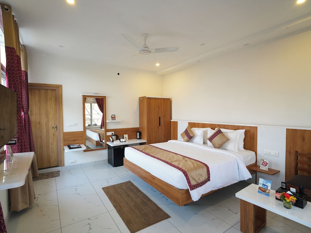 غرفة حصرية كلوب بسرير كينج مع أريكة، MGM Whispering Winds Yelagiri 2/4