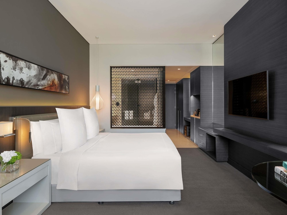 FAIRMONT, KING BED, SMOKING, ACCESSIBLE