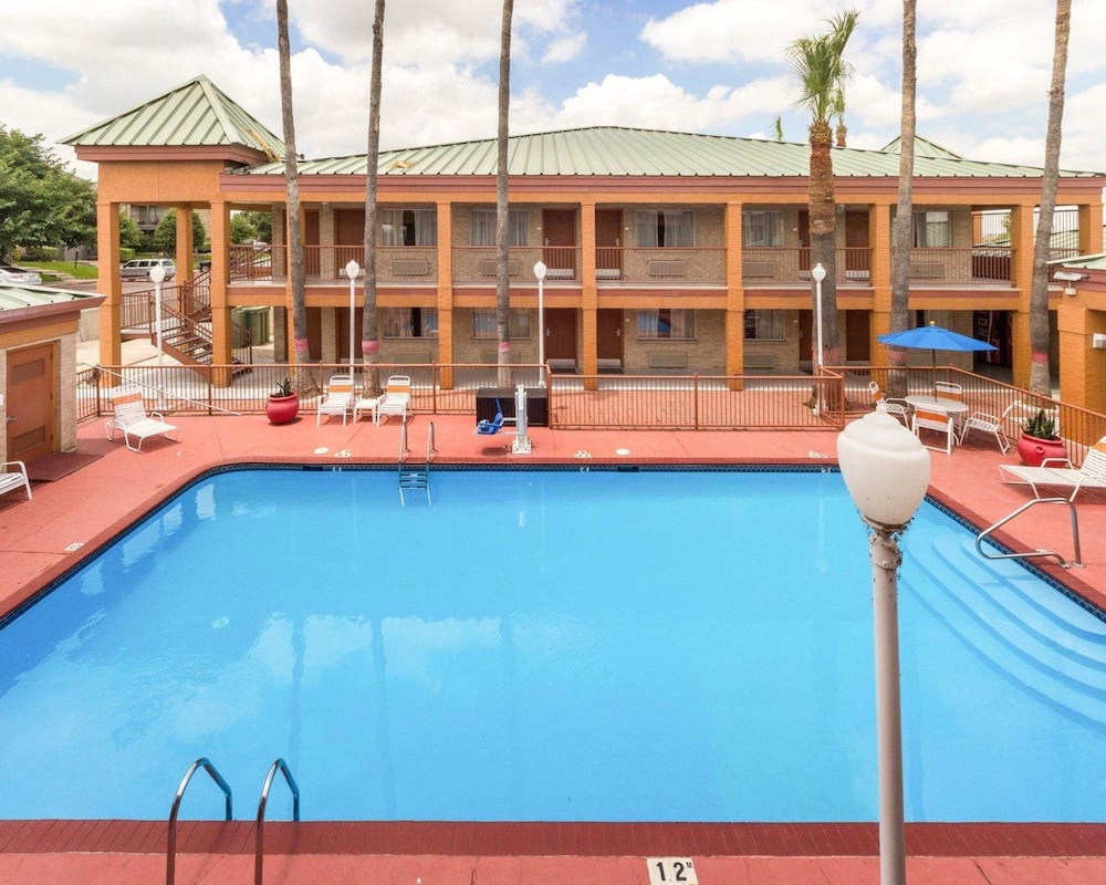 Econo Lodge Inn and Suites Eagle Pass, TX 6/37