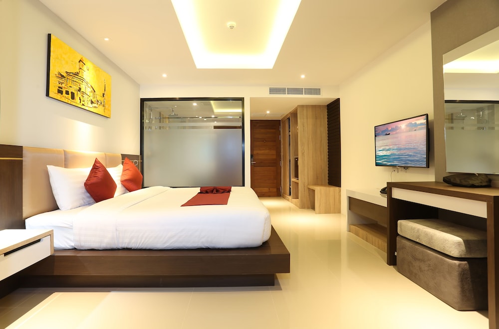 DELUXE, DOUBLE OR TWIN BED, NO VIEW, BALCONY