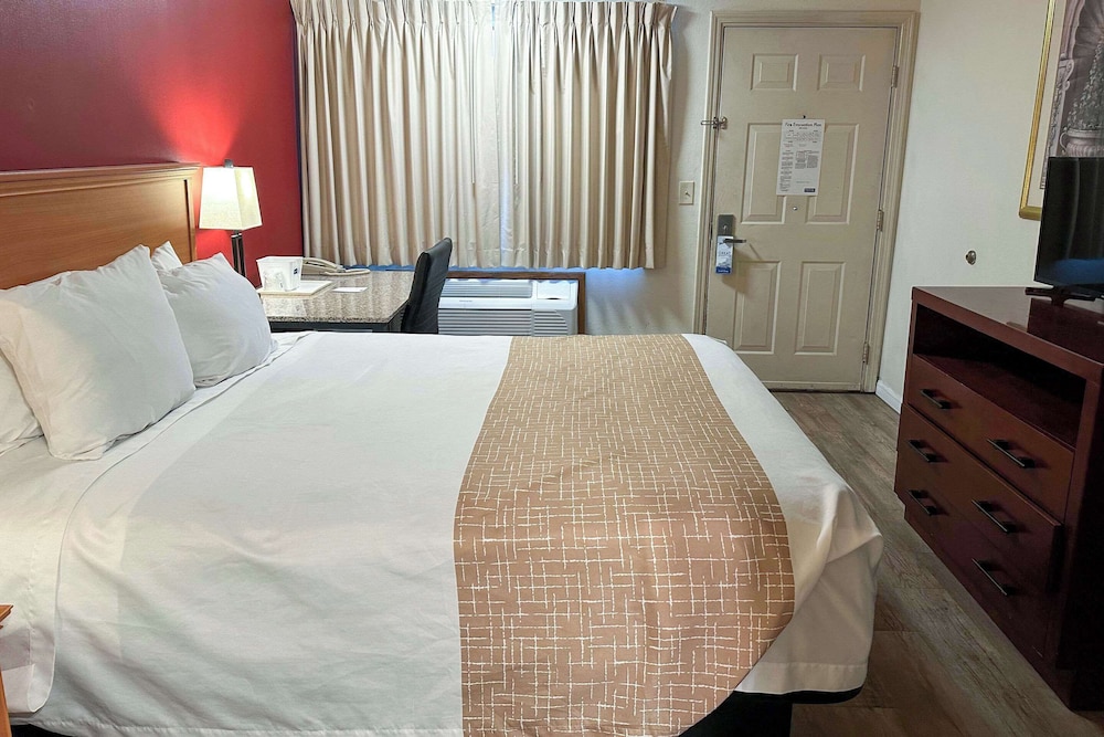 Econo Lodge Edmonds North Seattle, WA 14/39
