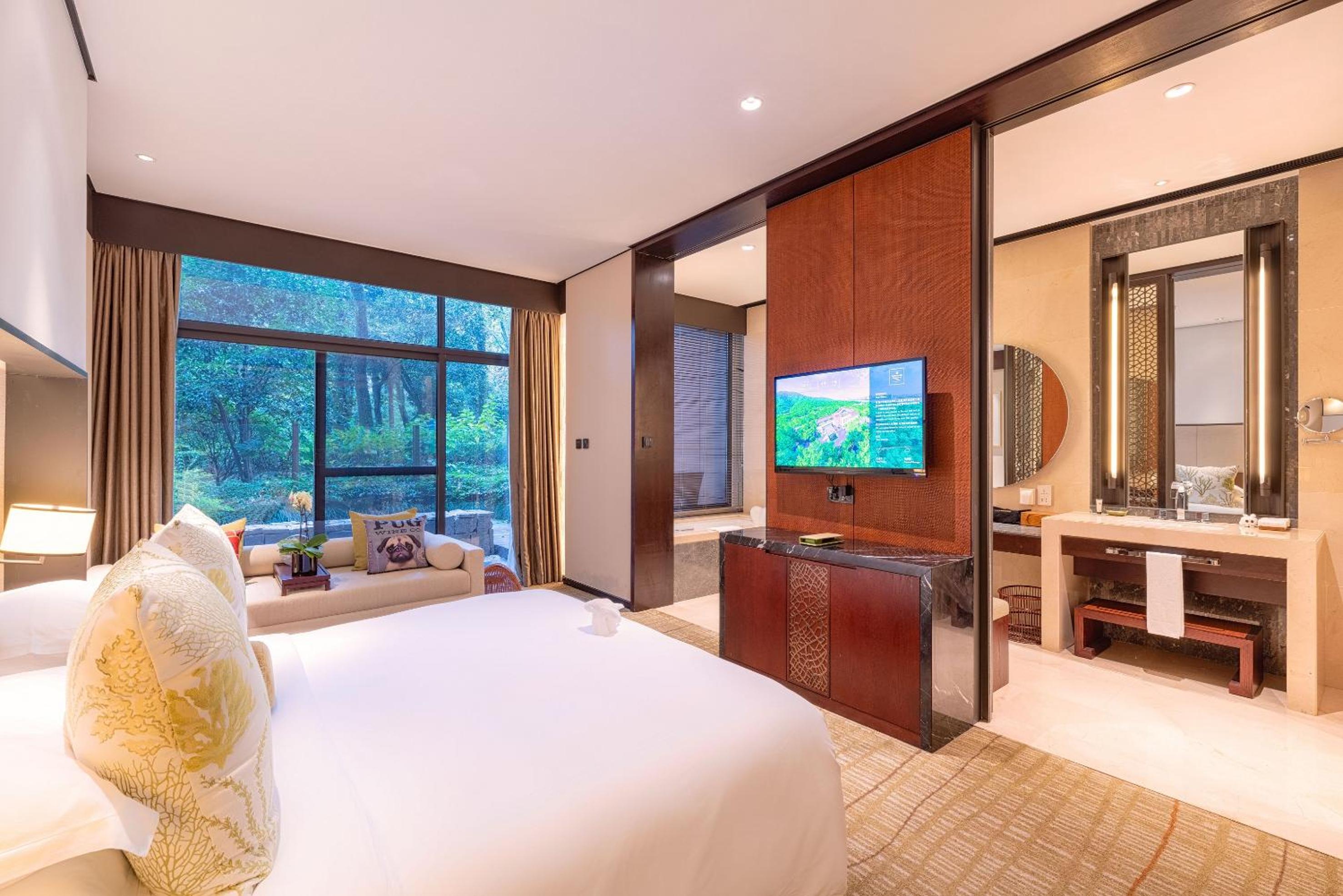 Courtyard, King Bed, Pet Friendly