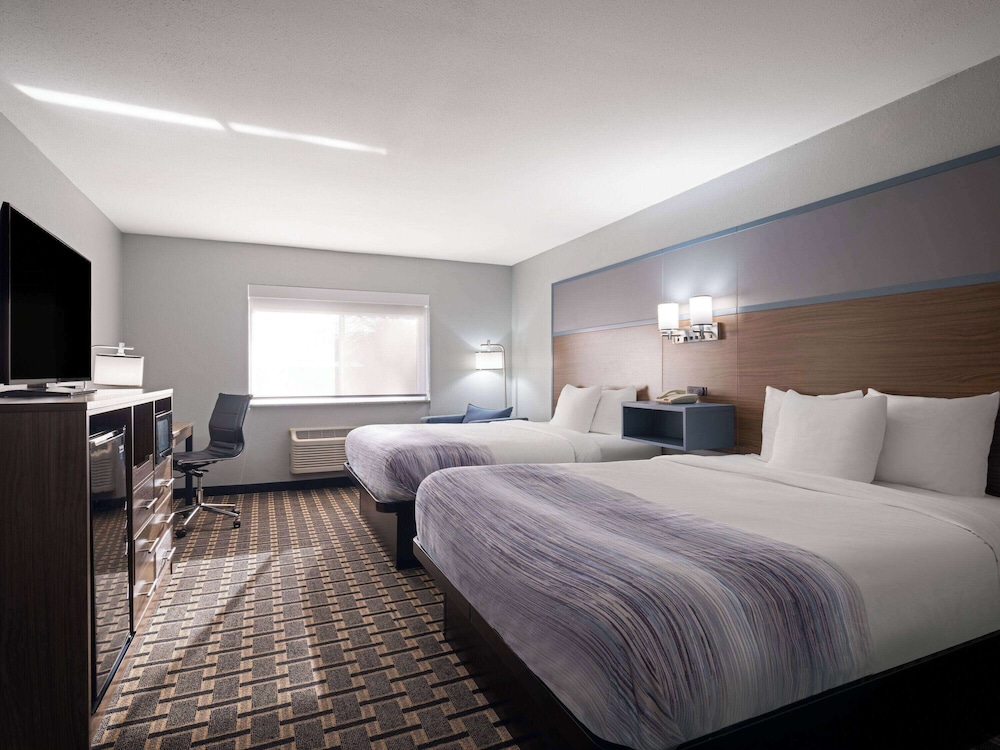 AmericInn by Wyndham Woodstock IL 17/50