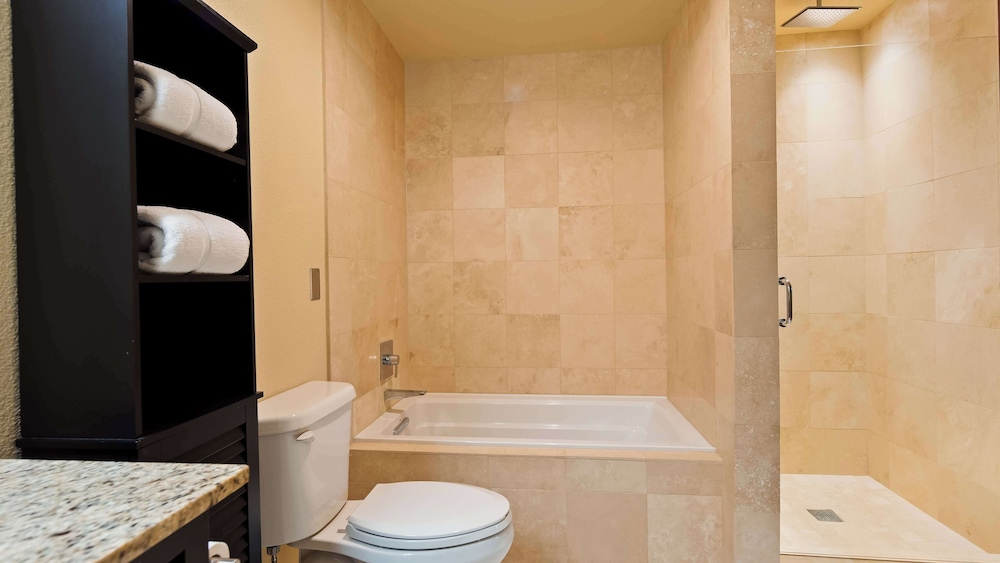 Suite, King Bed, Golf Course View, Living Area، Best Western Plus Plaza by the Green 4/5