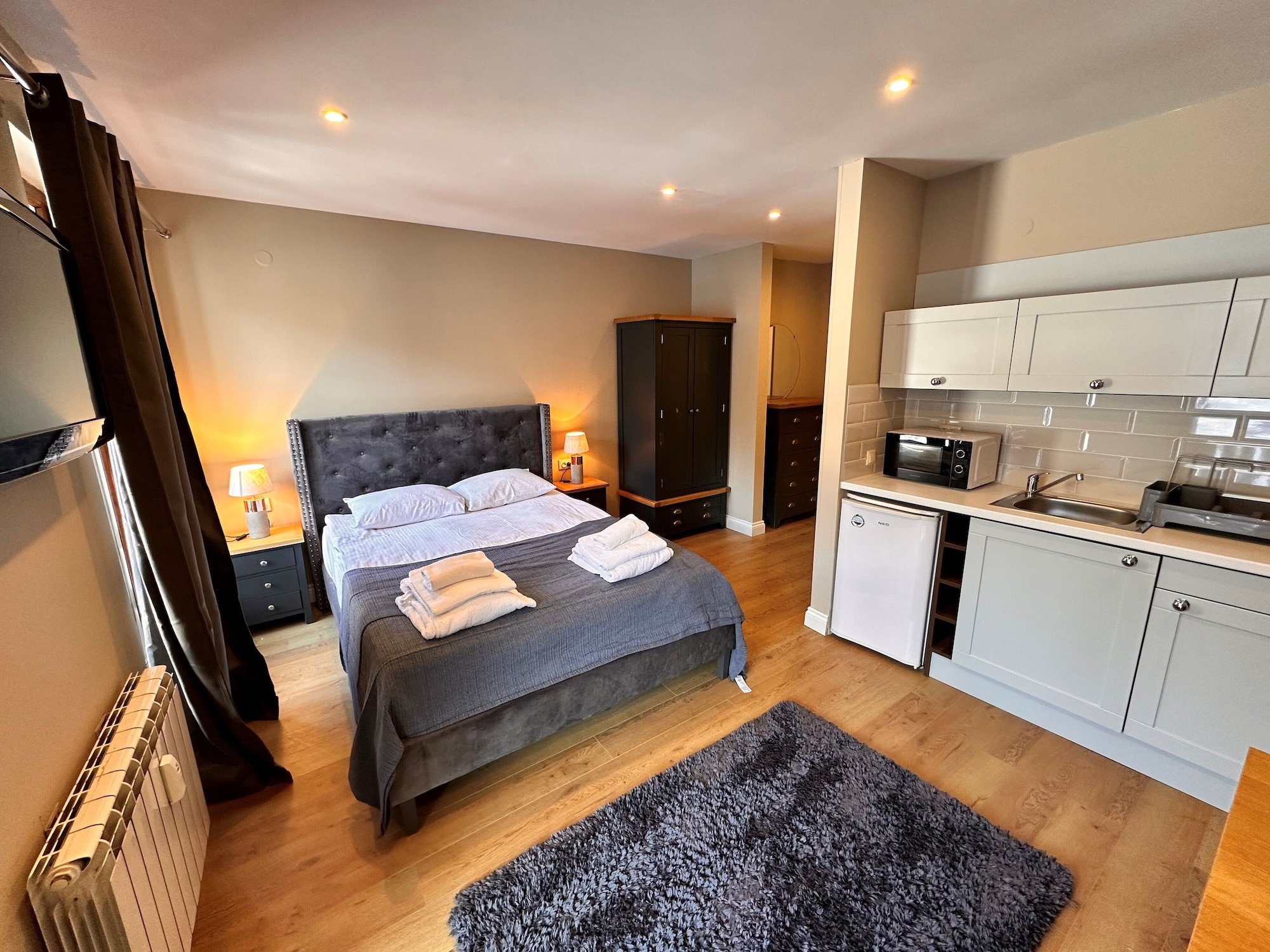 STUDIO, SAUNA, HOT TUB, KITCHEN