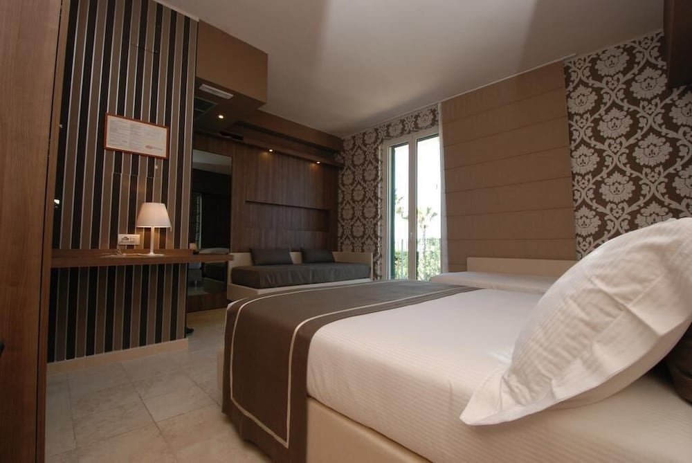 Hotel Lafayette 10/50