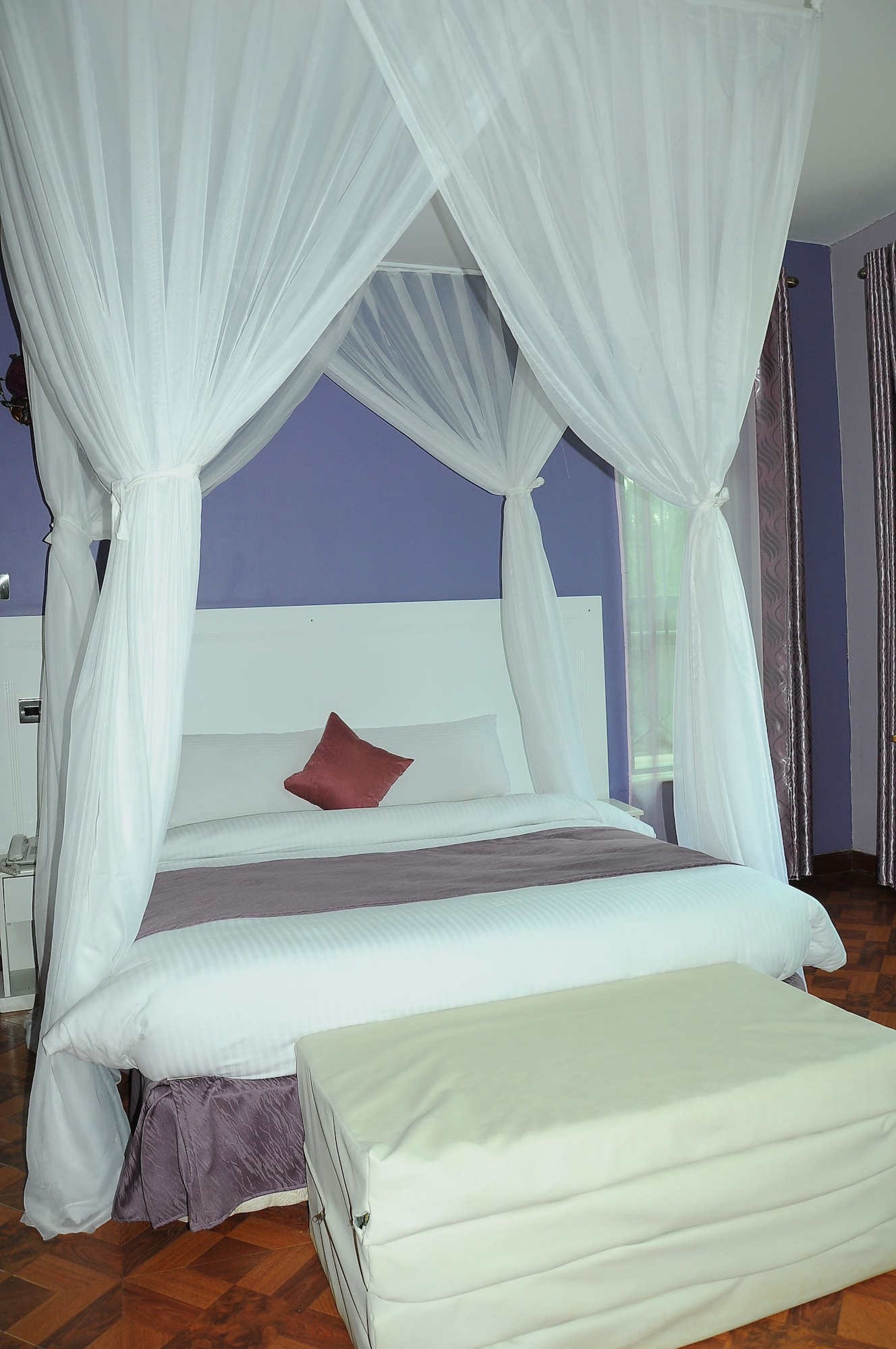 DELUXE, KING BED