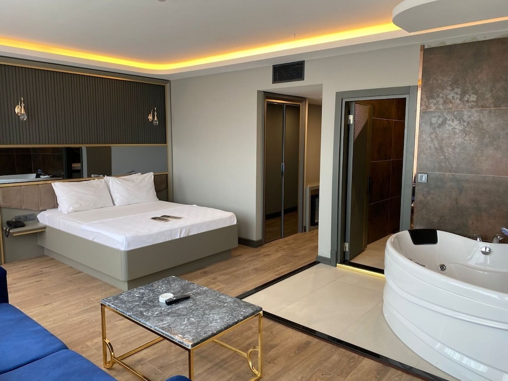 216 Ruby Suite 17/43