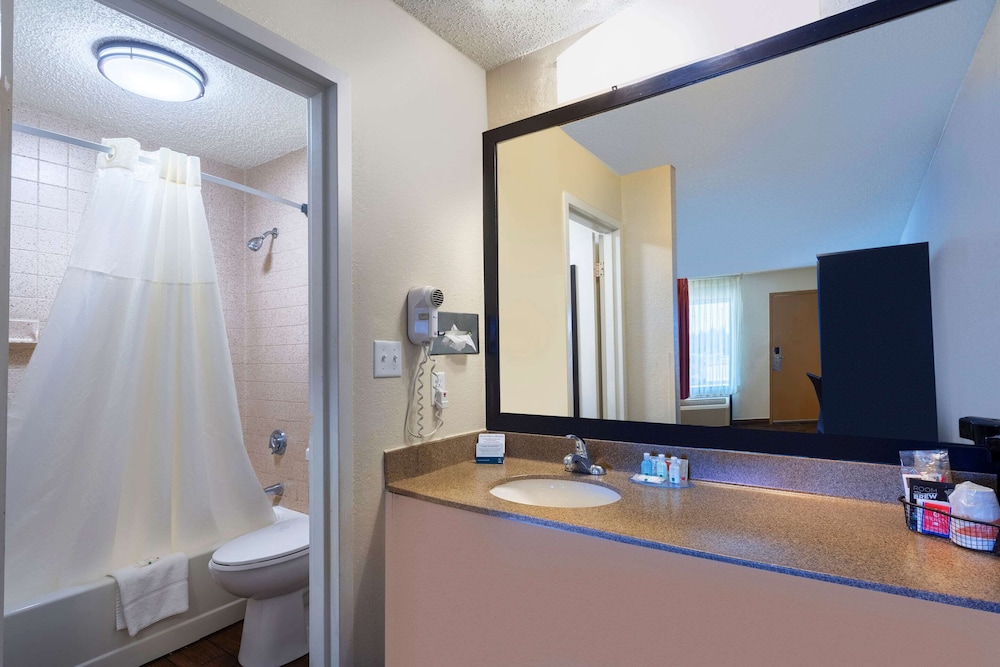 QUALITY INN AT ARLINGTON HIGHLANDS 27/44