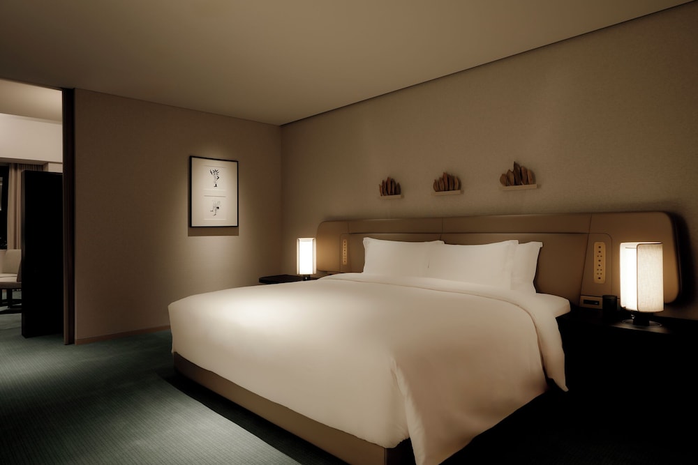 AMBASSADOR, SUITE, KING BED