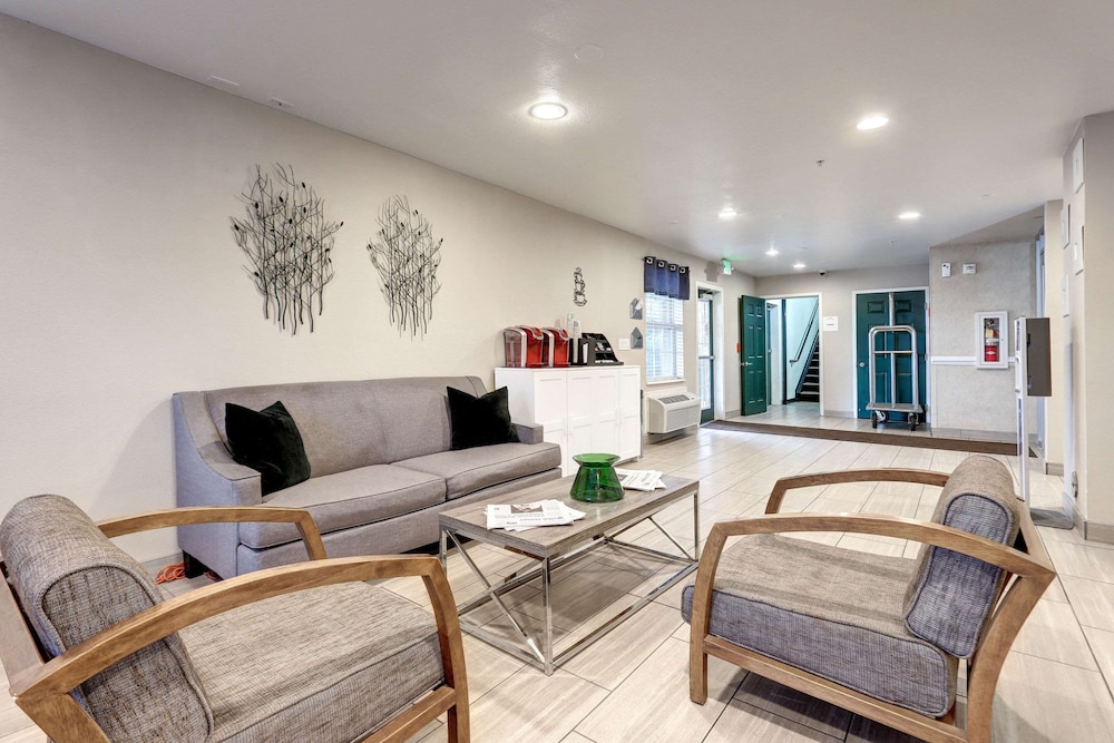 Suburban Studios Westminster Denver North 26/33