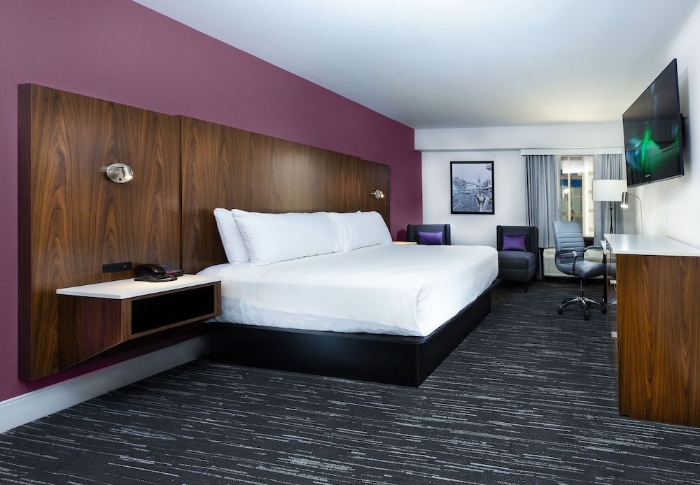 Cedar, Tower, King Bed, City View