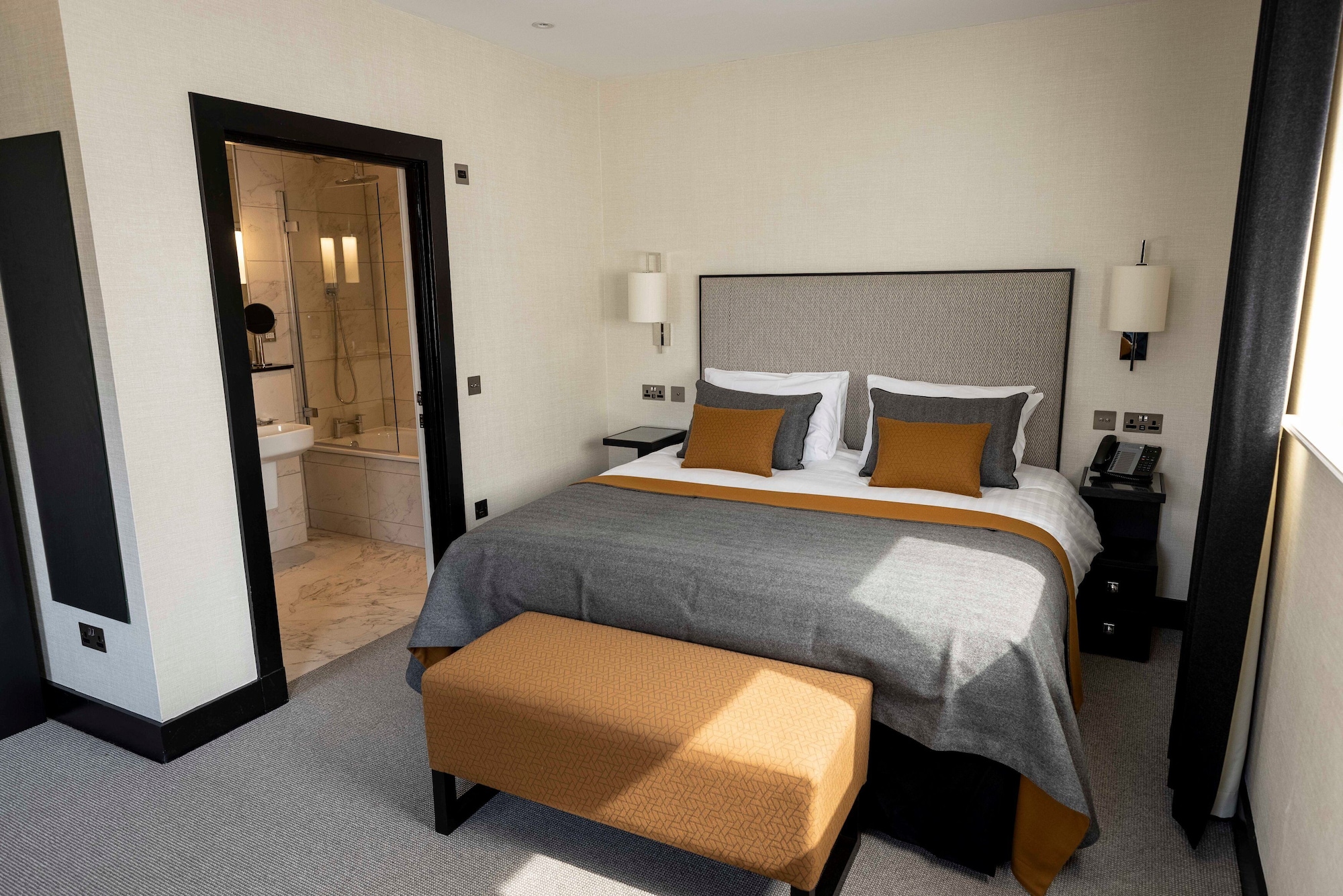 House, 4 King Beds, Sofa
