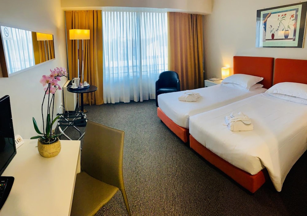 COMFORT, TWIN BEDS