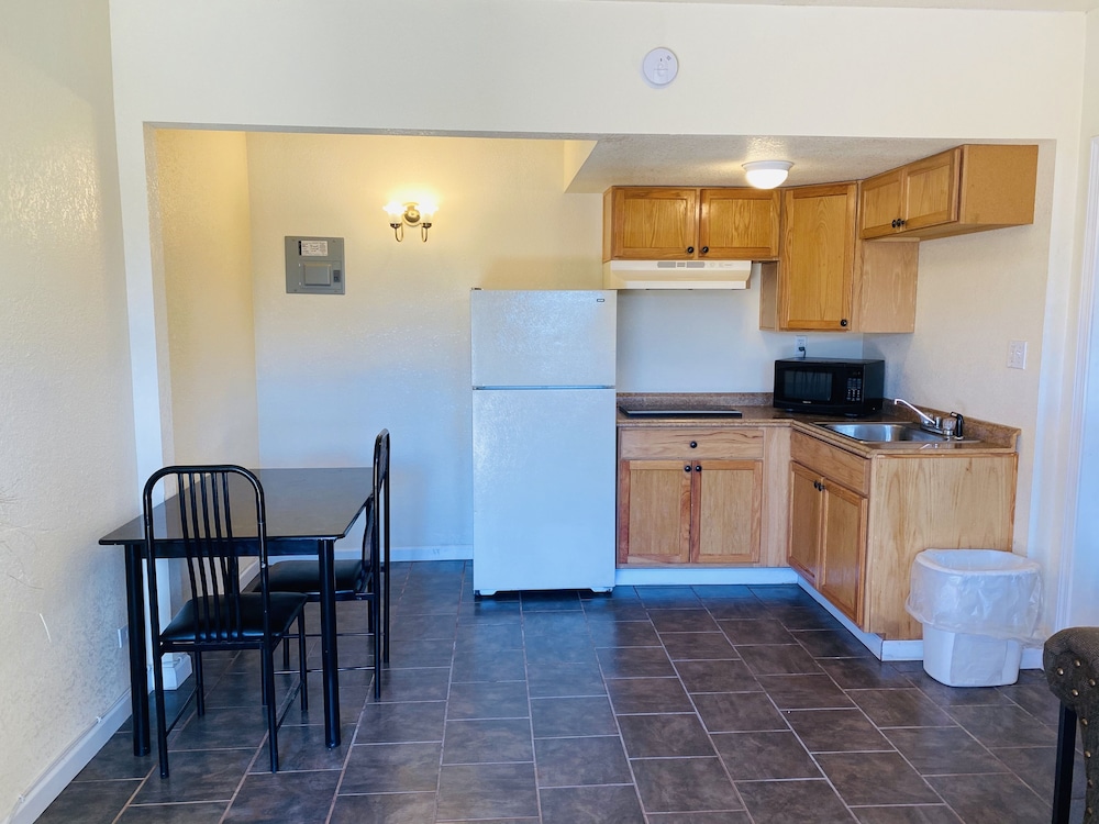 Travelers Place Inn & Suites 5/73