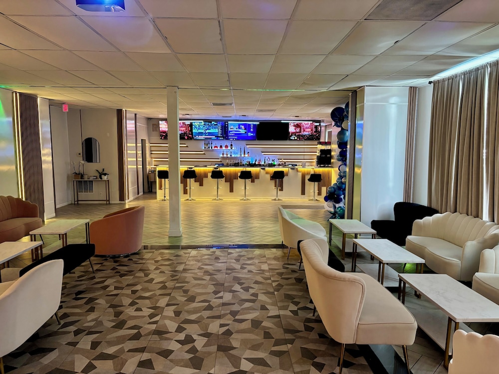 R Nite Star Inn & Suite 48/65
