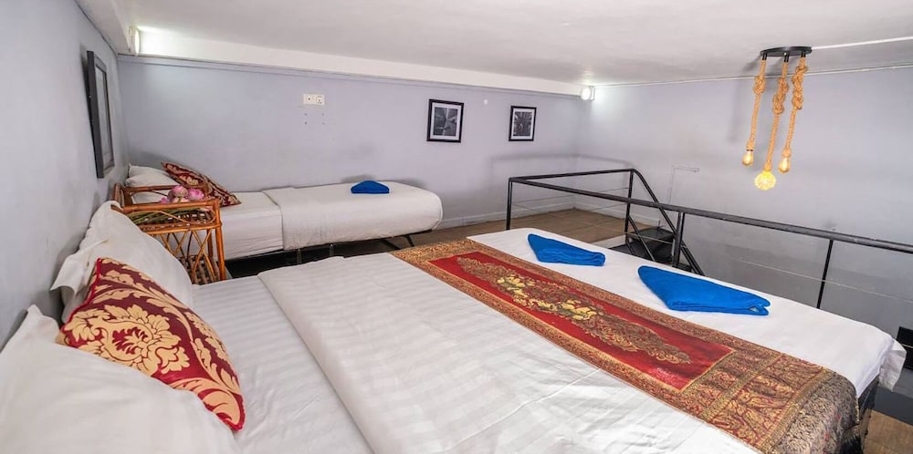 DUPLEX, FAMILY, 1 KING AND 1 SINGLE BEDS, NO WINDOW