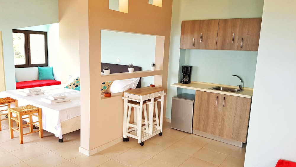 Bungalow White Apartments and Suites 63/81