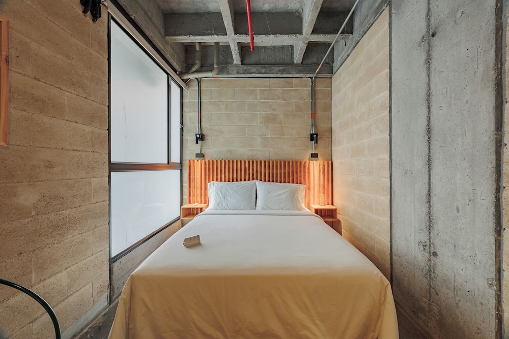 STANDARD, QUEEN BED