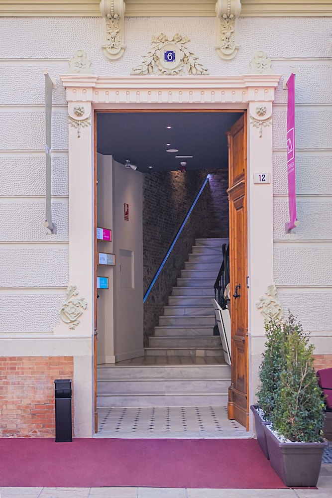 Alcazaba Premium Hostel 10/50