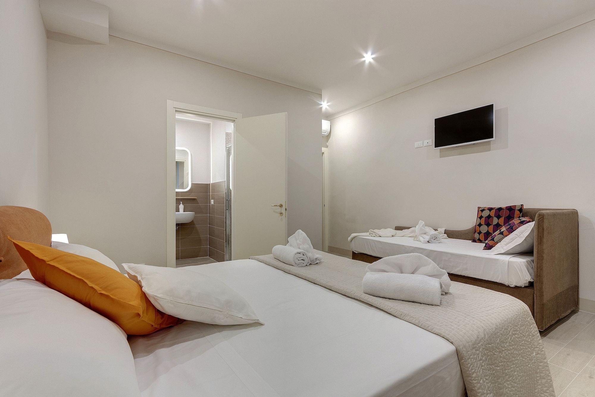 1 Bedroom, Opera, Apartment, Queen Bed, 2 Sofa
