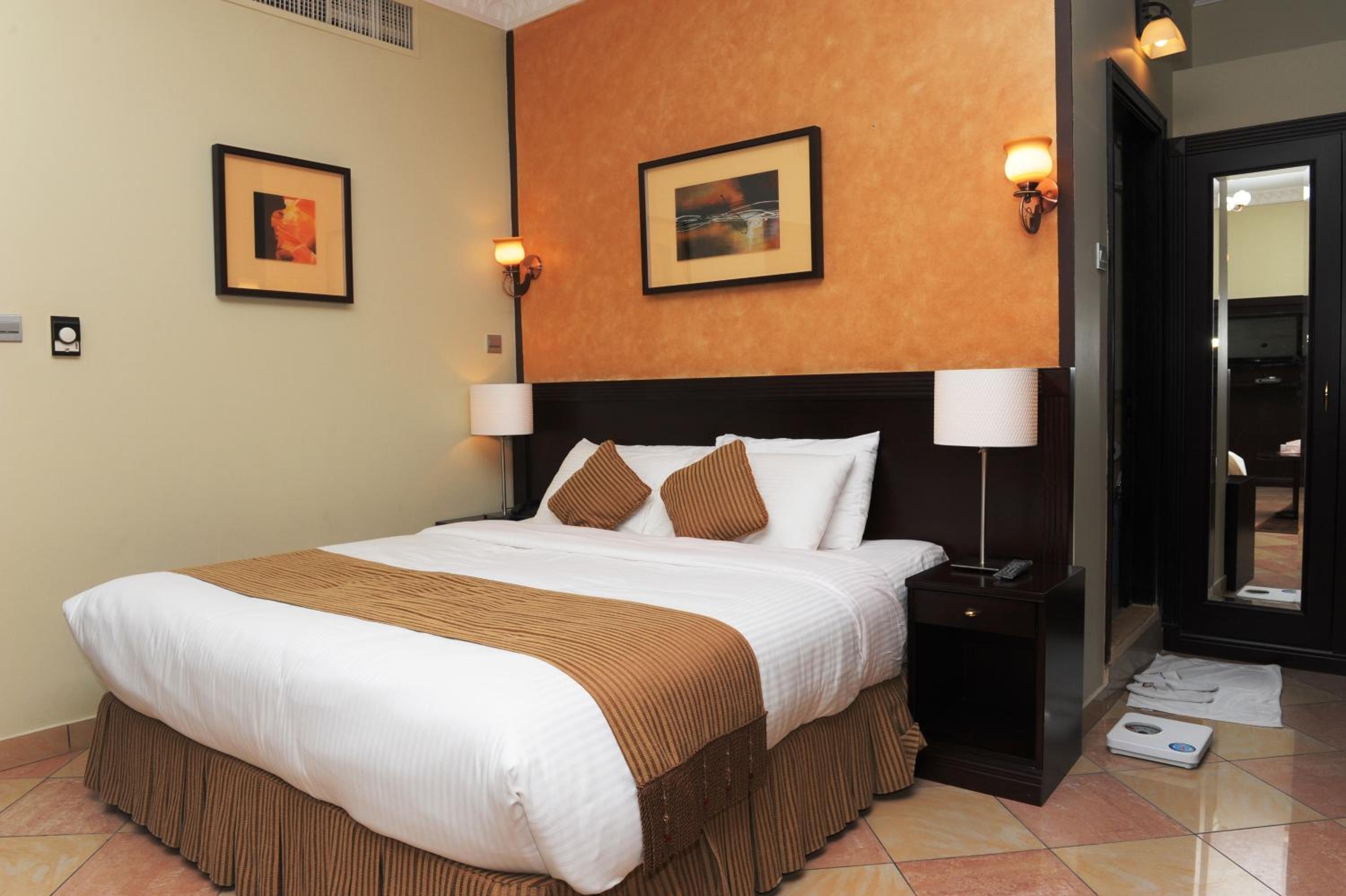 جناح جونيور، Al Jazeera Royal Hotel 2/10