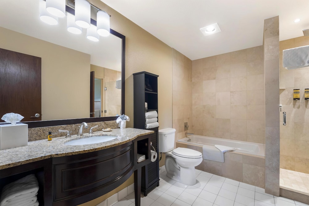 Suite, King Bed, Golf Course View, Living Area، Best Western Plus Plaza by the Green 5/5