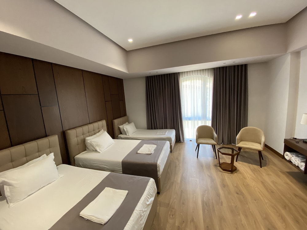 Portik Hotel 6/20