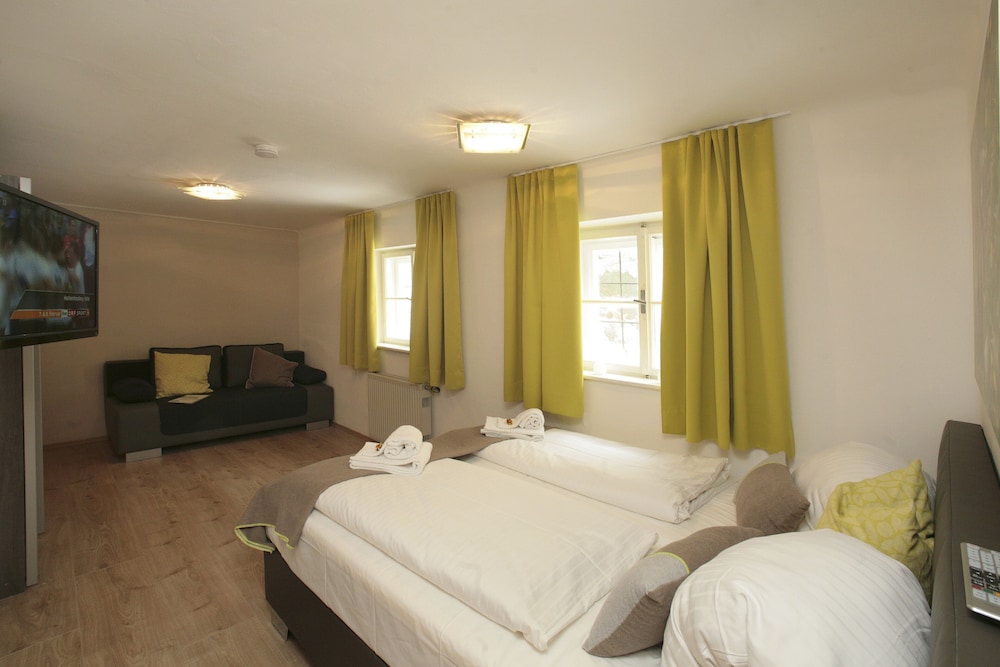 BASEMENT, DOUBLE BED