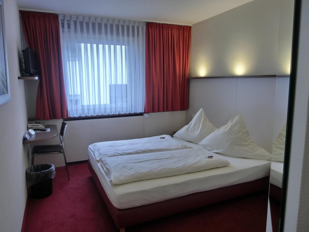 Central Hotel 3/36