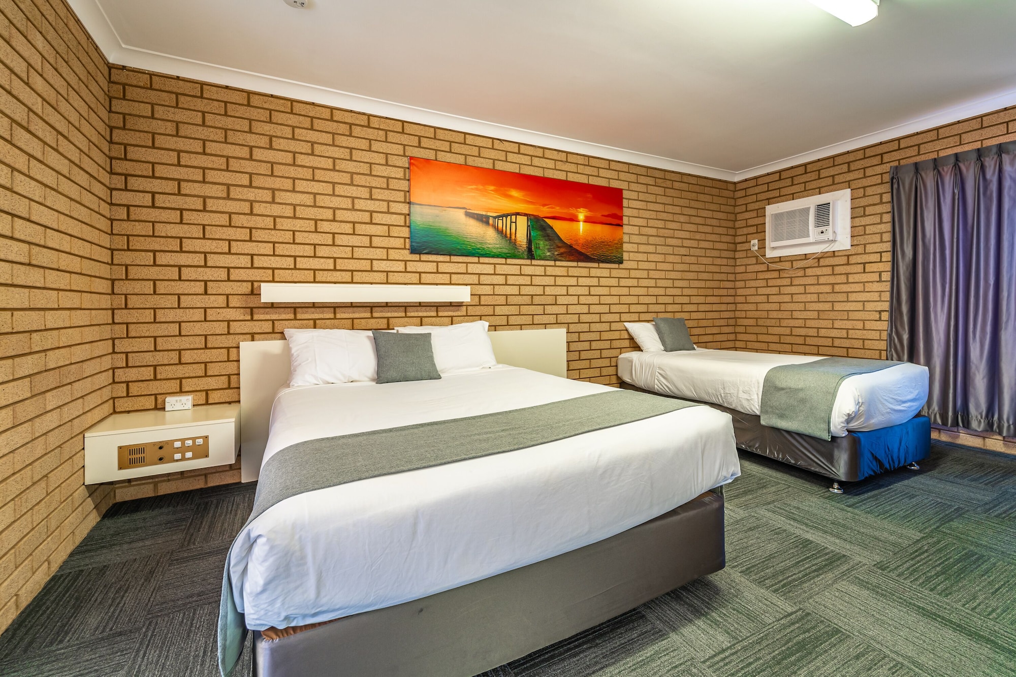 Classic, 1 Queen and 1 Single Bed