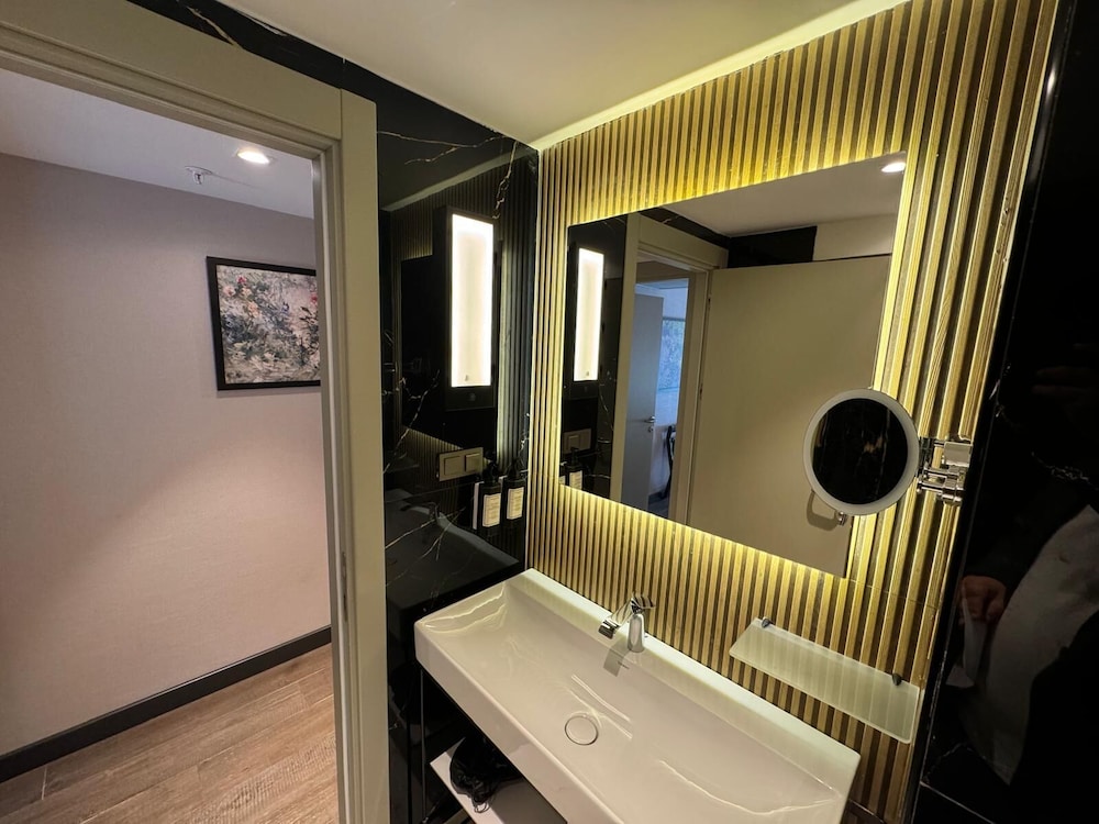 غرفة ركنية بسرير كينج بشرفة بإطلالة جزئية على البحر، Sile Gonen Hotel 10/10