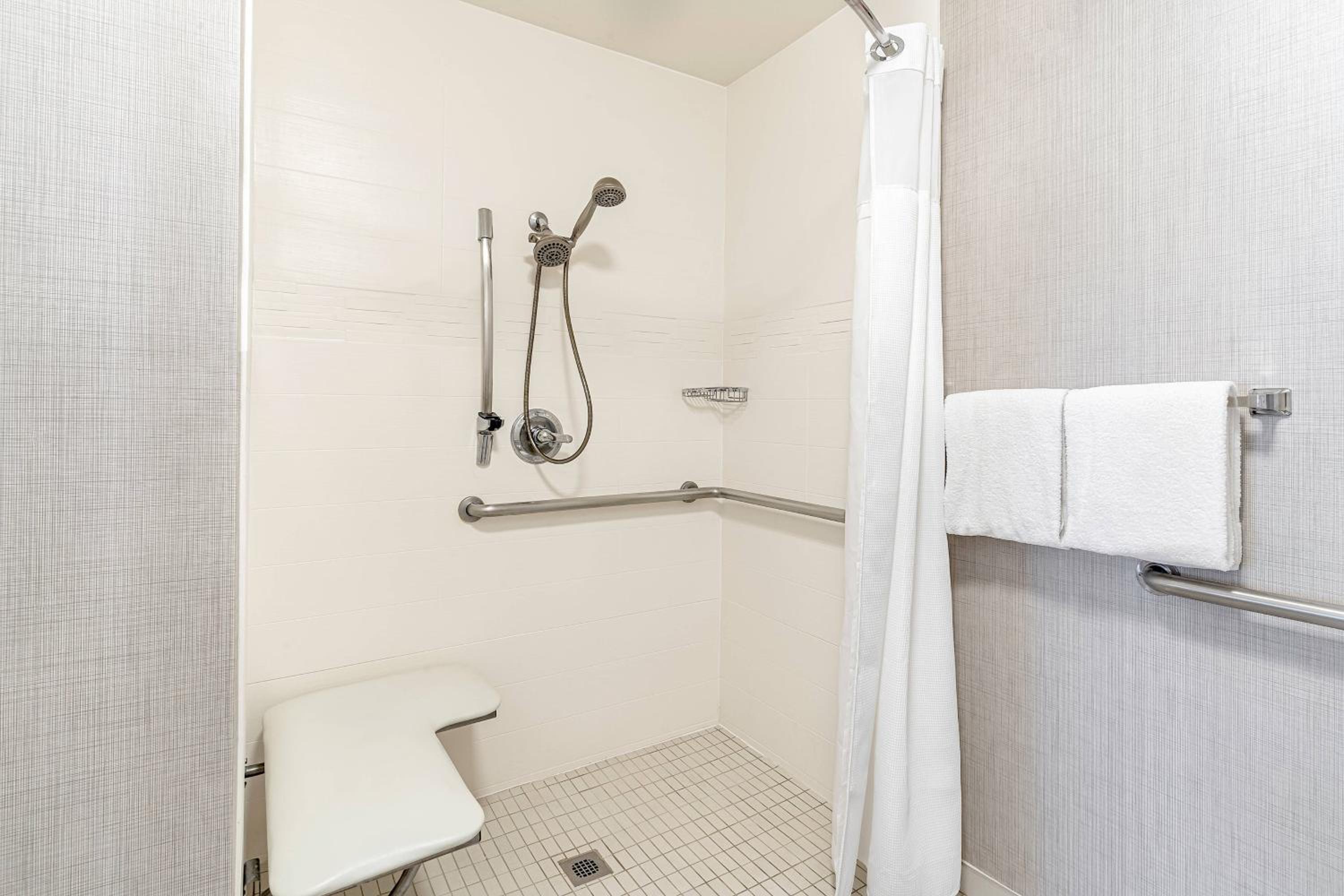 جناح بسرير كوين بغرفة نوم واحدة مع أريكة بحوض استحمام لذوي الإعاقة، Residence Inn Sacramento Rancho Cordova 4/8