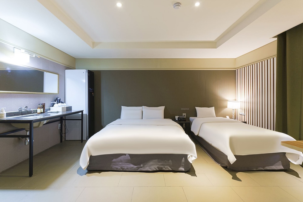 FAMILY, TWIN BEDS