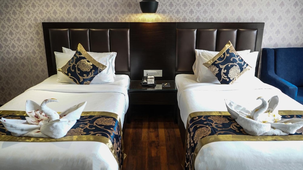 Hotel Saffron Crest 20/40