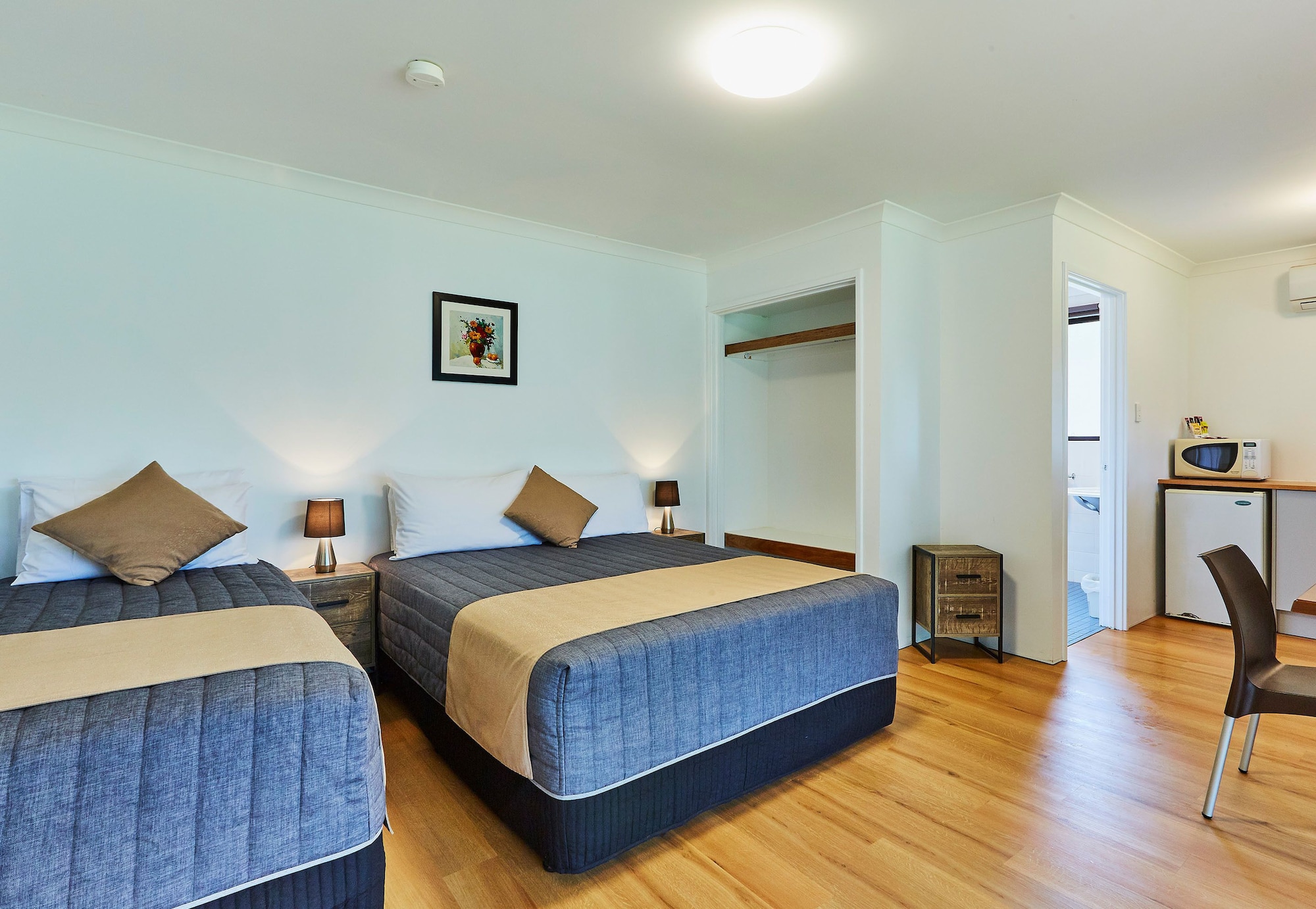 Studio, 1 Queen and 1 Single Bed