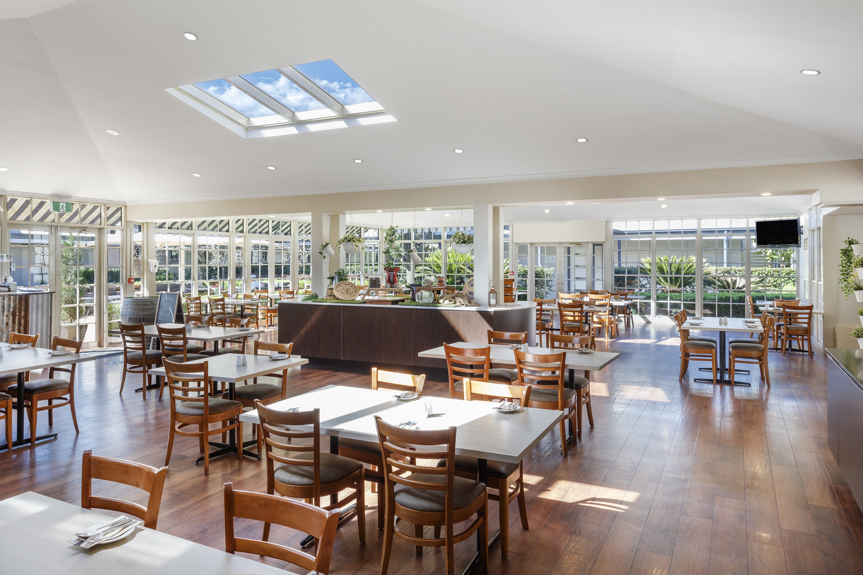 CROWNE PLAZA HAWKESBURY VALLEY 48/65