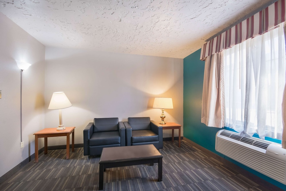 Econo Lodge Inn and Suites Oklahoma City 22/31