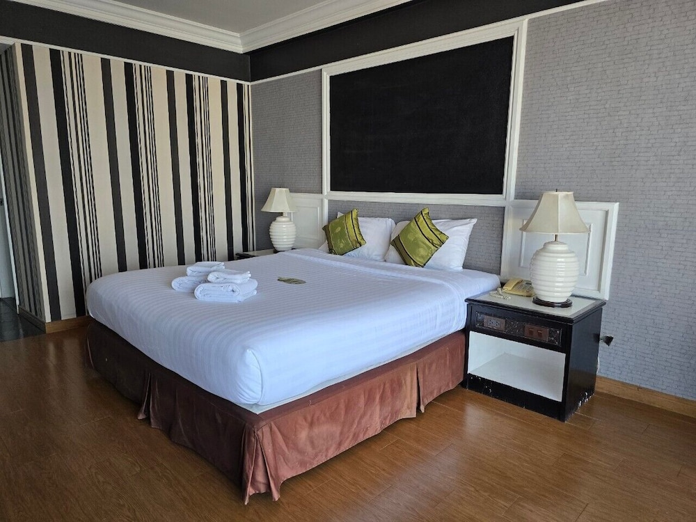 First Pacific Cirrus Hotel 25/50
