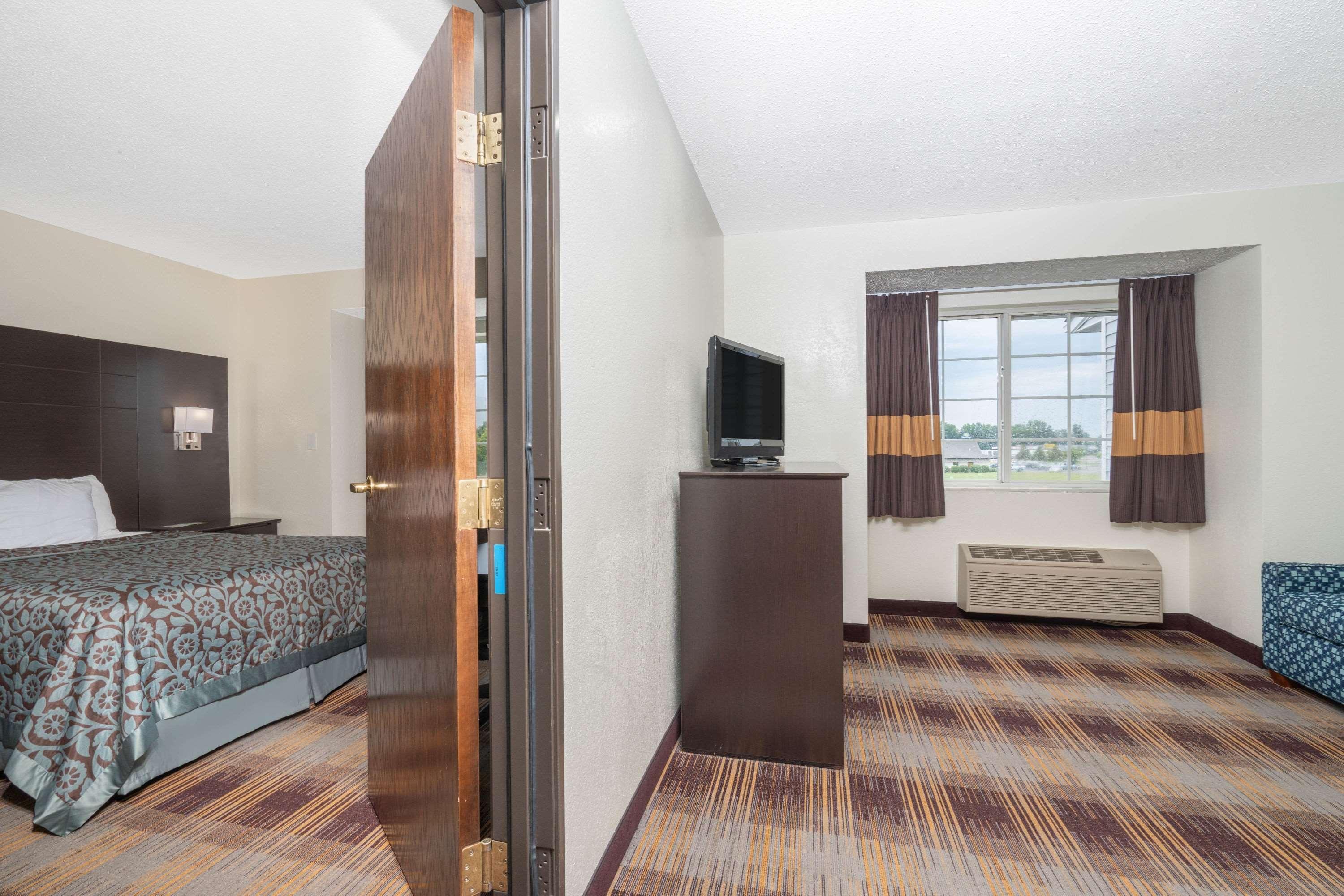 Room, Quadruple, Queen Bed