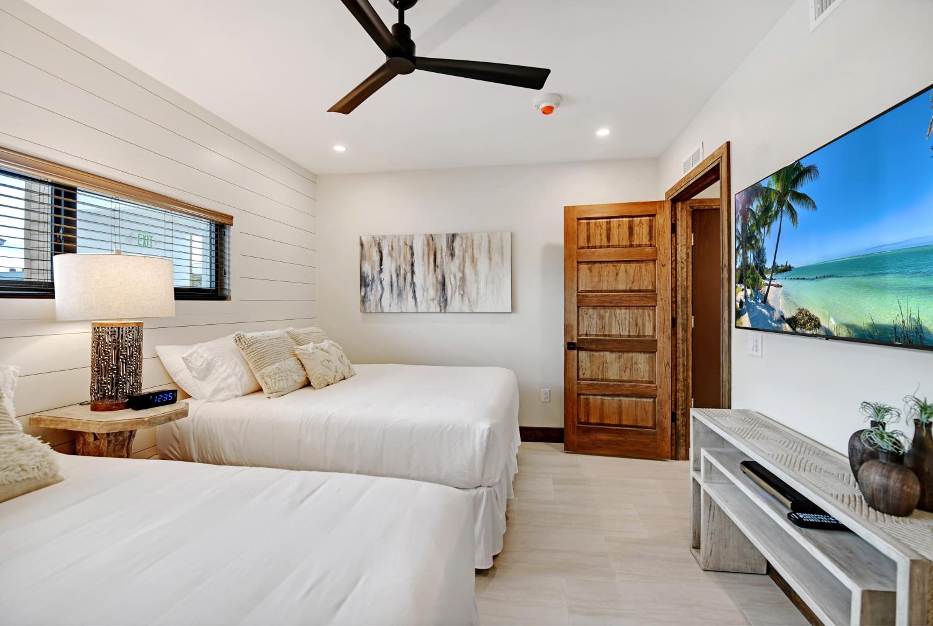 Suite, 2 Queen Beds, Beach Side, Sofa