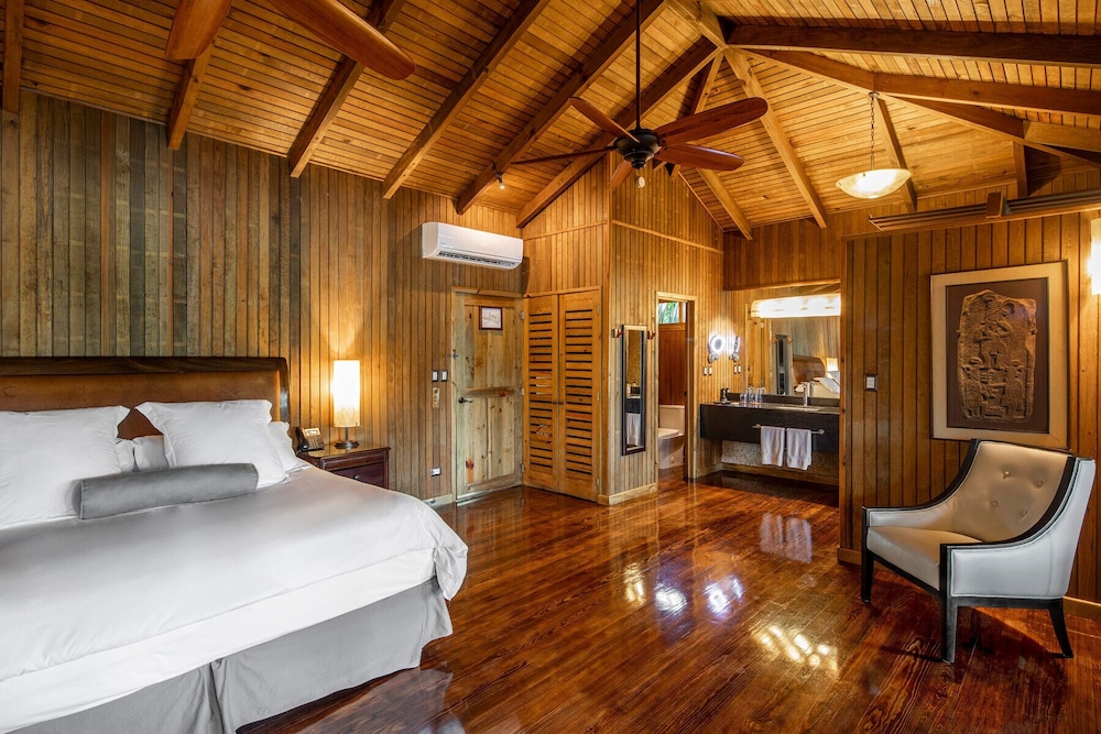 Master, Suite, Single, King Bed, Water Front