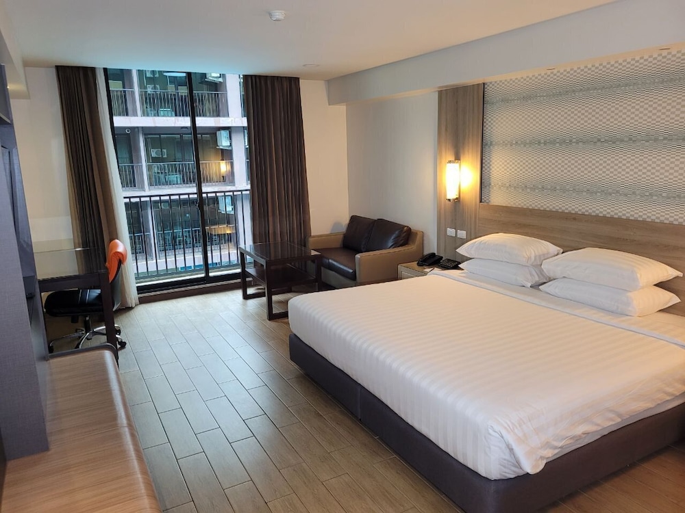 GRAND, KING BED, SMOKING