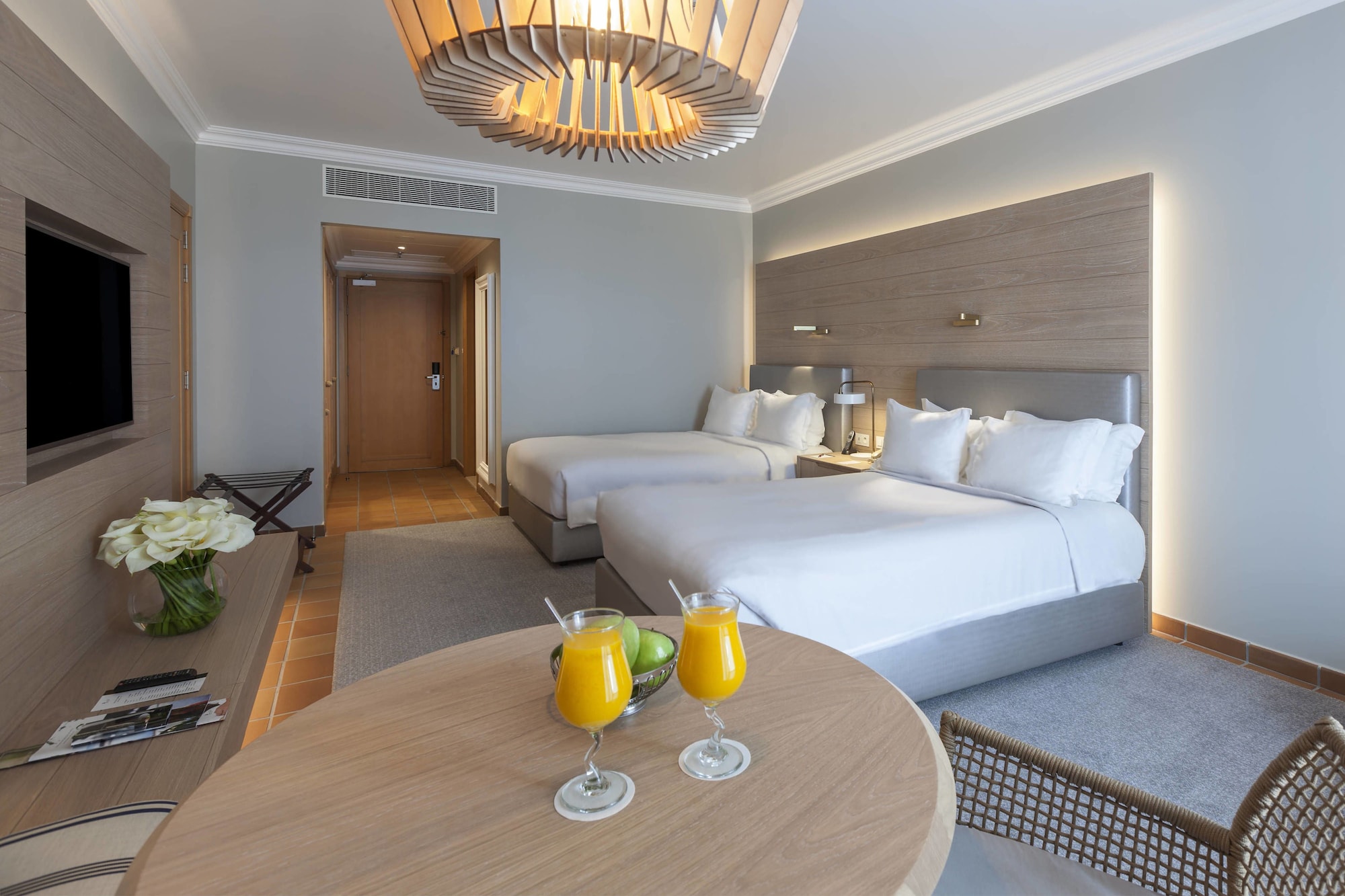غرفة قياسية بسريرين مزدوجين بإطلالة جزئية على البحر، Praia D el Rey Marriott Golf Beach Resort 4/9